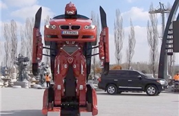 Xem xe BMW siêu sang biến hình thành robot khổng lồ